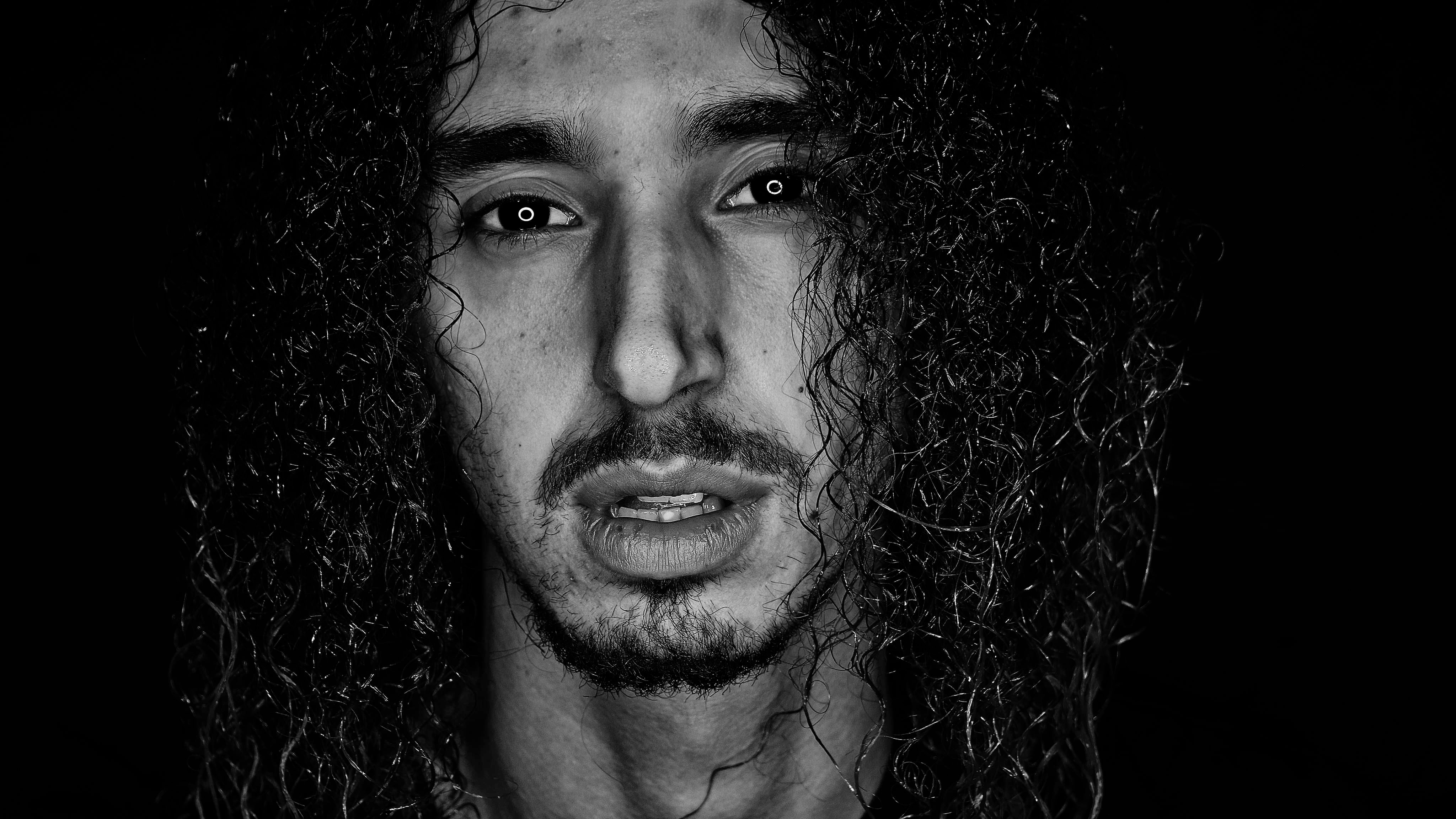 Interface web sombre signée StudioAVA