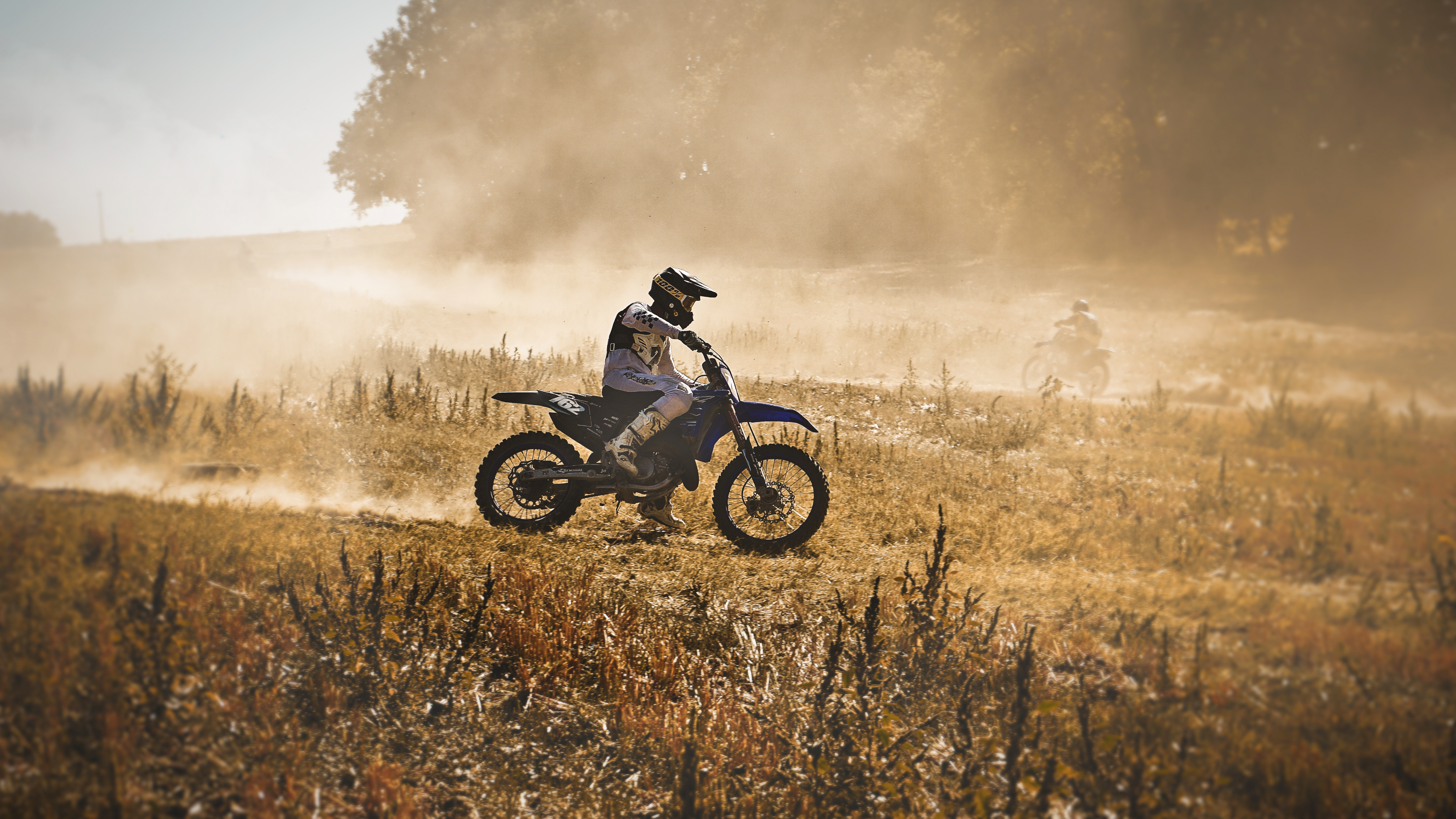 Vue immersive d’un studio créatif en pleine conception